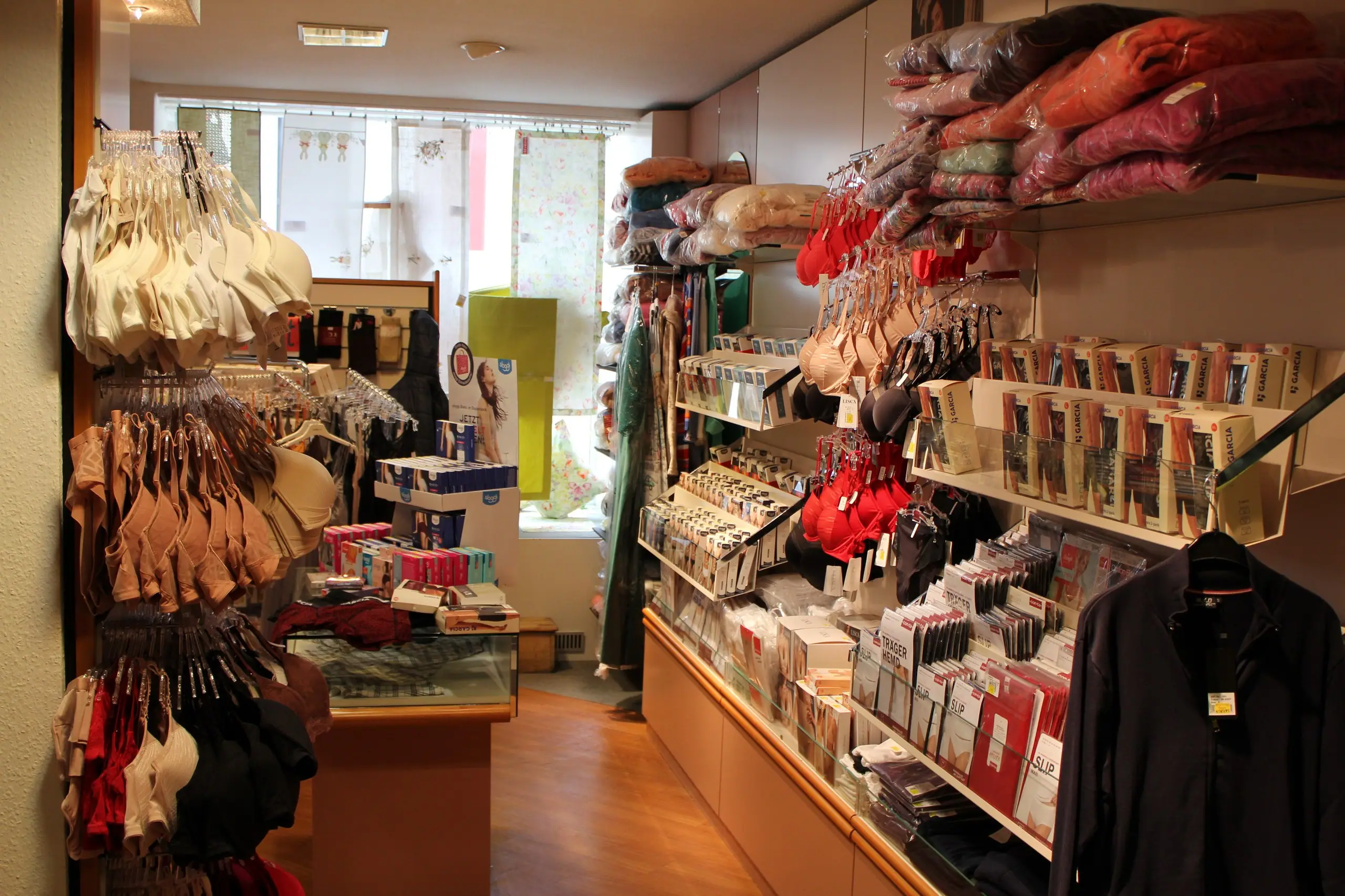 Damen im Modenhaus Reupert