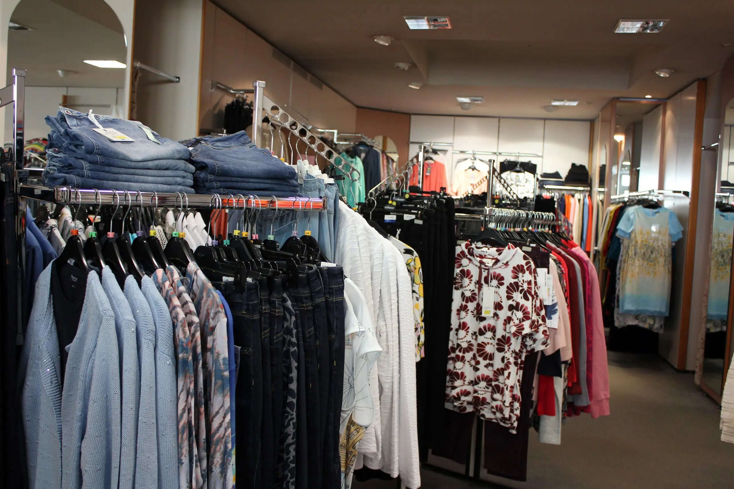 Damen im Modenhaus Reupert