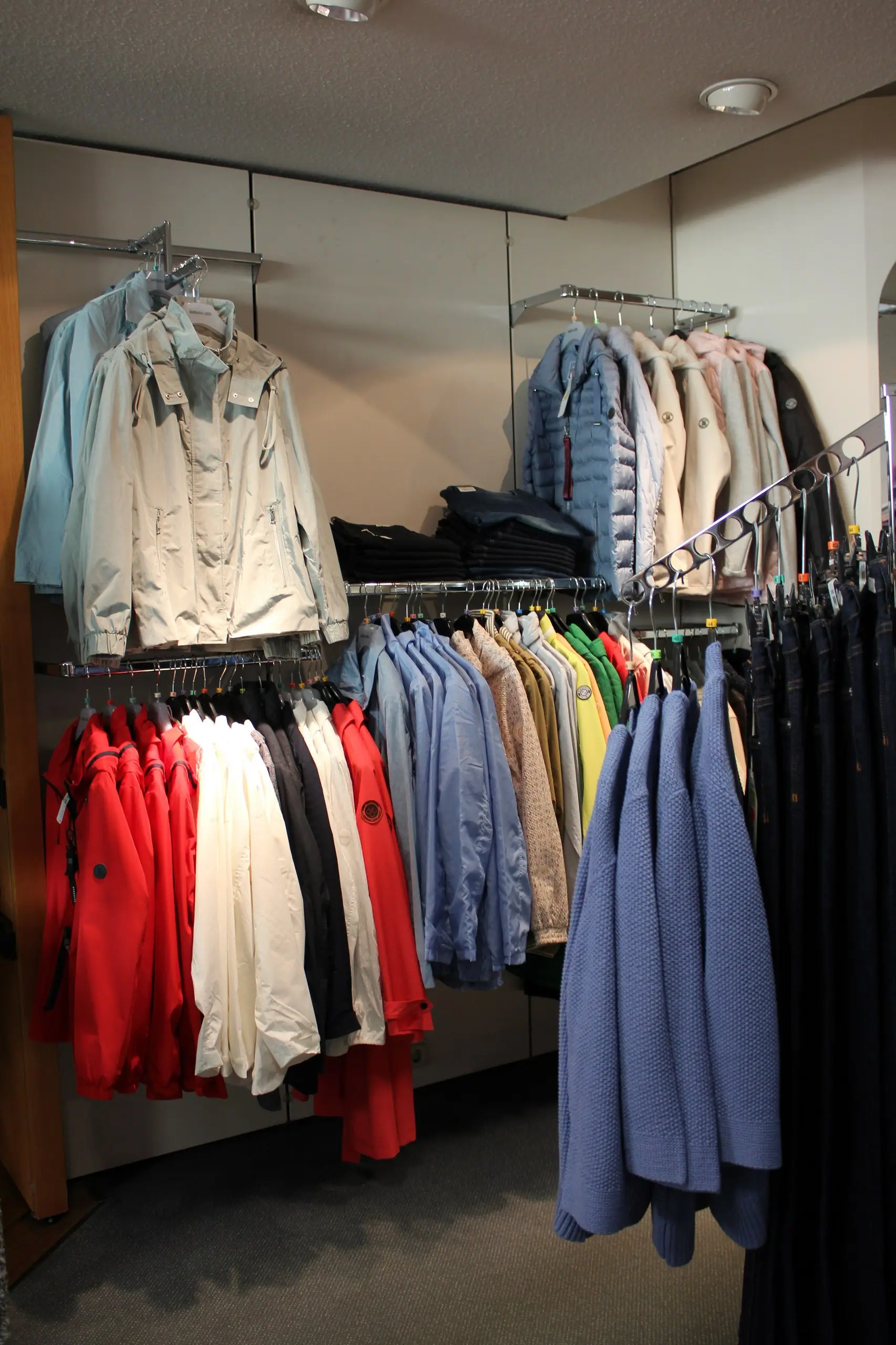 Damen im Modenhaus Reupert