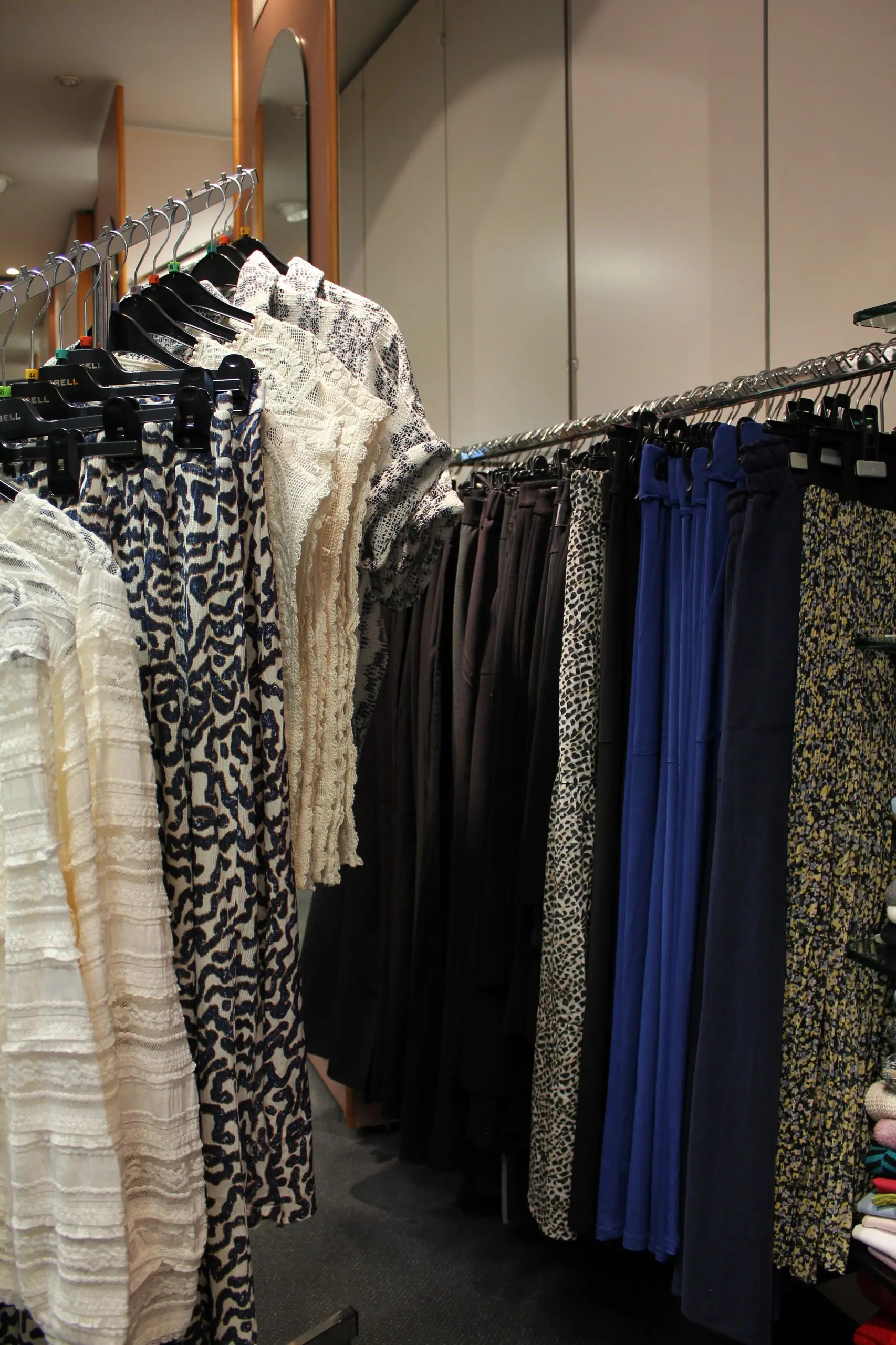 Damen im Modenhaus Reupert