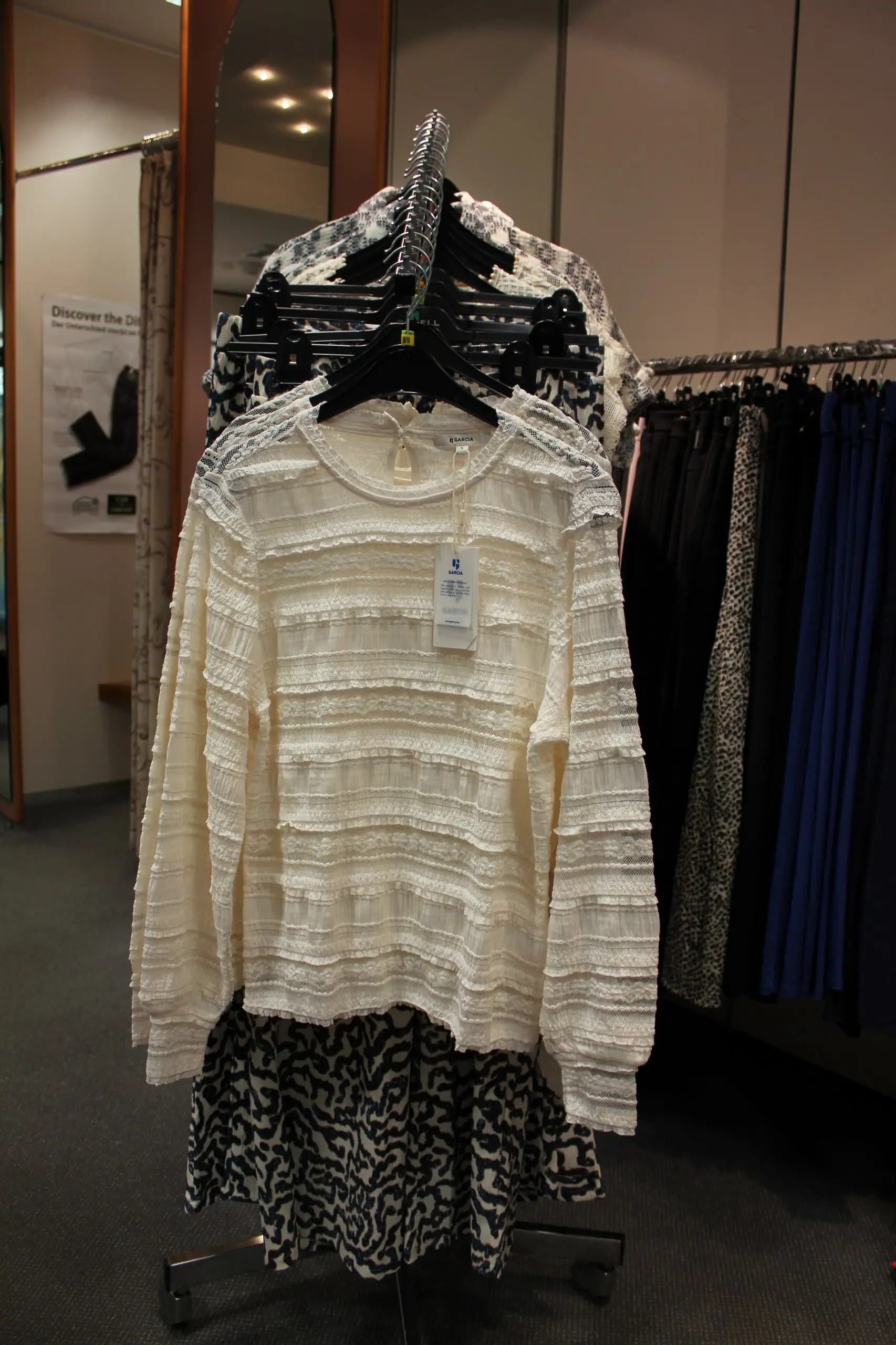 Damen im Modenhaus Reupert