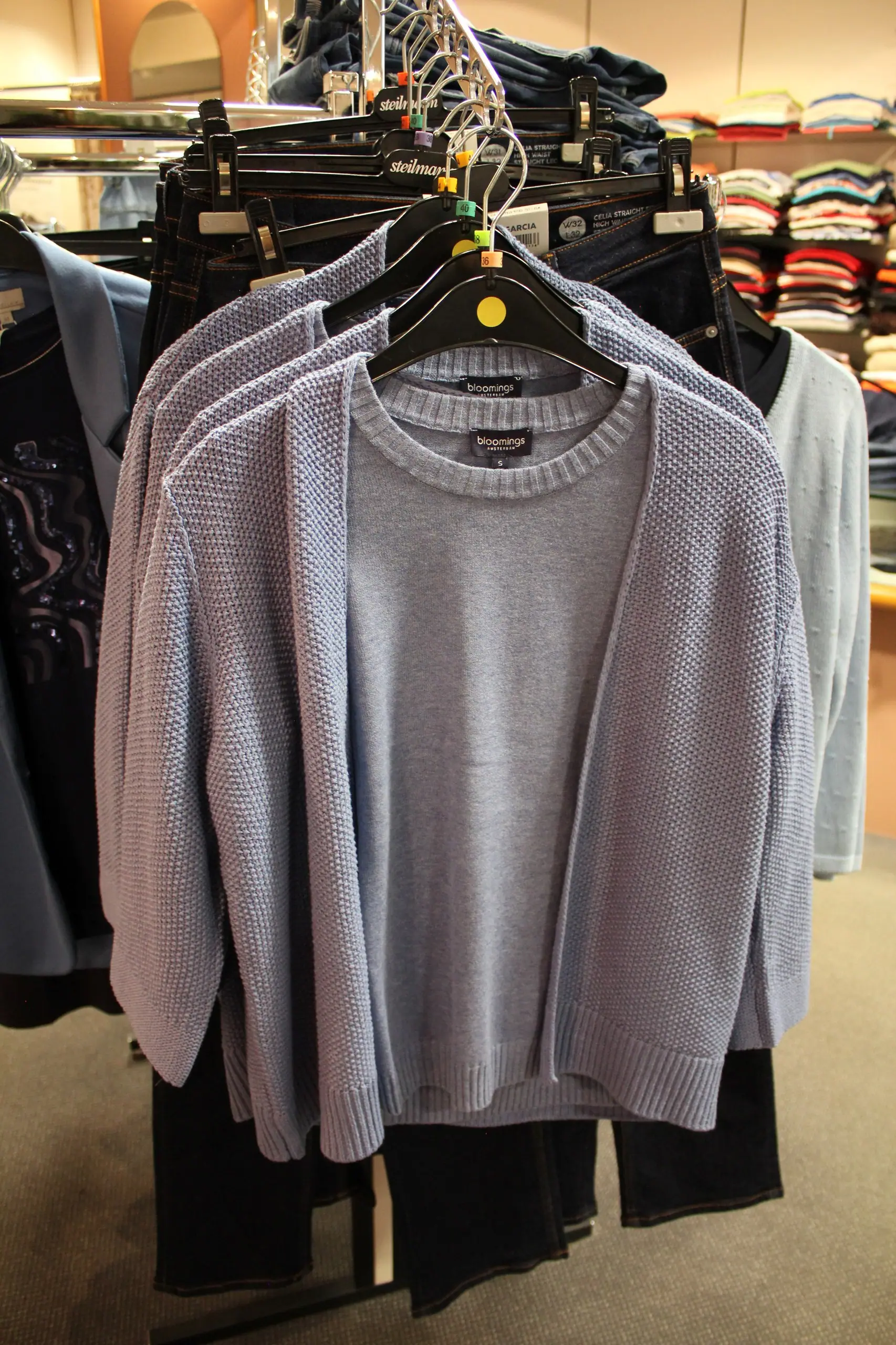 Damen im Modenhaus Reupert